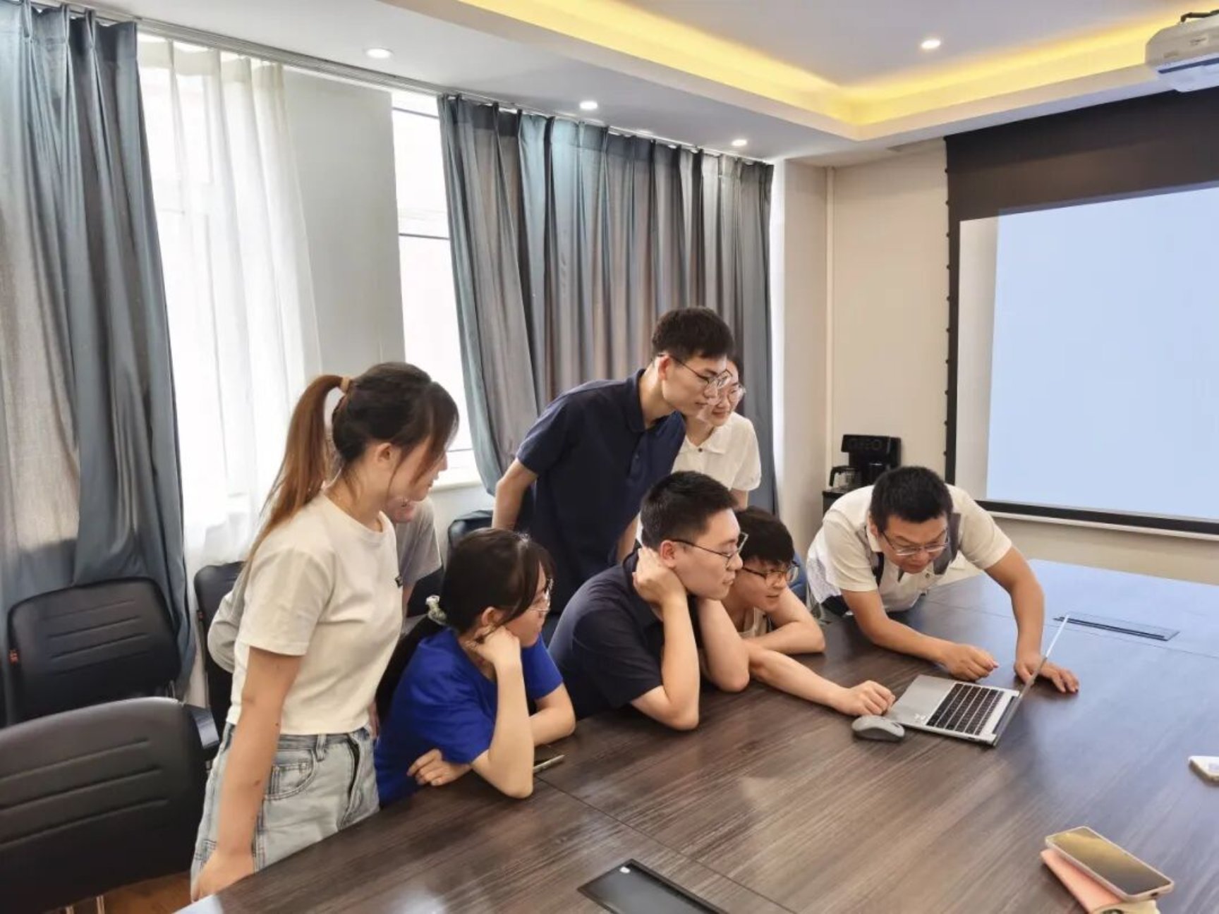 会上颁发“四有”好老师银质奖章ku游